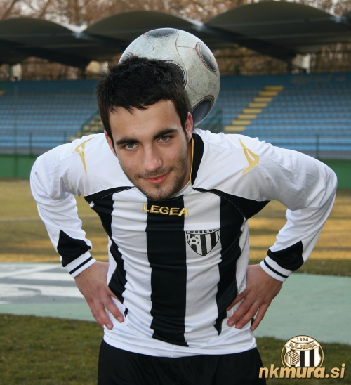 Mitja Lotrič, ko je marca 2011 poziral za naslovnico prve številke revije Mura. Mitja Lotrič, ko je marca 2011 poziral za naslovnico prve številke revije Mura.
