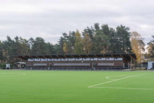 Hiiu Stadium, domovanje kluba Nõmme Kalju. Hiiu Stadium, domovanje kluba Nõmme Kalju.