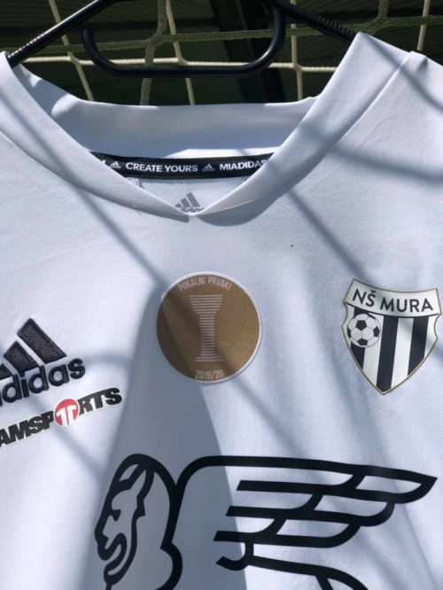 Dres Mure bo v sezoni 2020/2021 krasil logotip z napisom POKALNI PRVAKI 2019/20. Dres Mure bo v sezoni 2020/2021 krasil logotip z napisom POKALNI PRVAKI 2019/20.