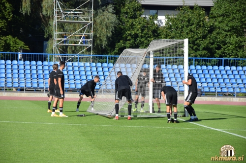 Igralci Mure se pripravljajo na uradni trening. Igralci Mure se pripravljajo na uradni trening.
