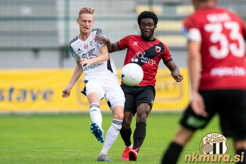 Žan Karničnik v dvoboju z Ndzengue Moubeti Fahd Richardom.