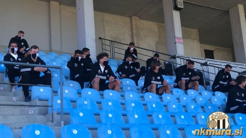 Nogometaši Mure so bili pred tekmo napoteni na desni del tribune stadiona Kadrioru. Nogometaši Mure so bili pred tekmo napoteni na desni del tribune stadiona Kadrioru.