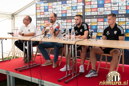 Tiskovna konferenca pred tekmo Mura : Aarhus. Od leve: Stanko Prelec (tiskovni predstavnik), Ante Šimundža (trener), Alen Kozar (kapetan) in Klemen Šturm. Tiskovna konferenca pred tekmo Mura : Aarhus. Od leve: Stanko Prelec (tiskovni predstavnik), Ante Šimundža (trener), Alen Kozar (kapetan) in Klemen Šturm.