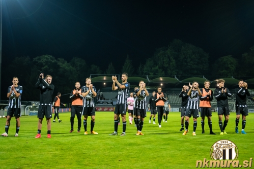 Pozdrav navijašem na južni tribuni. Pozdrav navijašem na južni tribuni.
