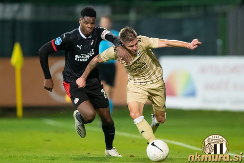 Kapetan PSV-ja Denzel Dumfries ovira Luko Bobičanca.