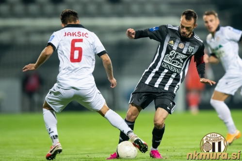 Žiga Kous je podal za zadetek Mure. Ob njem Nemanja Jakšić. Žiga Kous je podal za zadetek Mure. Ob njem Nemanja Jakšić.