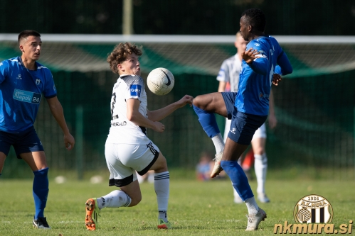 Kai Cipot med dvema igralcema Drave.