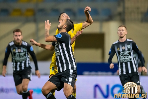 Dragan Lovrić je zamenjal Amadeja Marošo. Ob njem v skoku Dario Kolobarić. Dragan Lovrić je zamenjal Amadeja Marošo. Ob njem v skoku Dario Kolobarić.