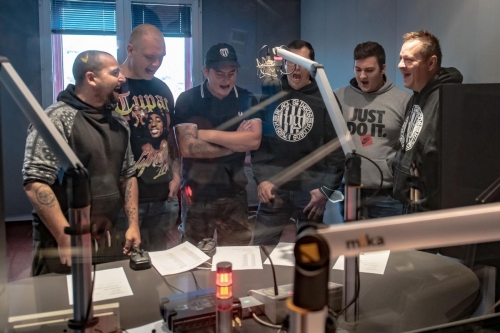 Člani navijaške skupine Black Gringos v studiu Murskega vala.