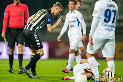 Žan Kerničnik se jezi na igralca Celja. Žan Kerničnik se jezi na igralca Celja.