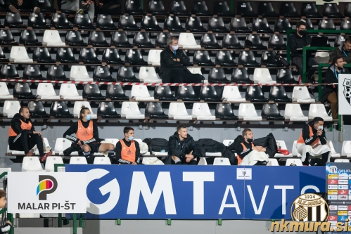 Zaradi zagotavljanja varnostne razdalje so rezervni igralci obeh ekip bili na glavni tribuni. Zaradi zagotavljanja varnostne razdalje so rezervni igralci obeh ekip bili na glavni tribuni.