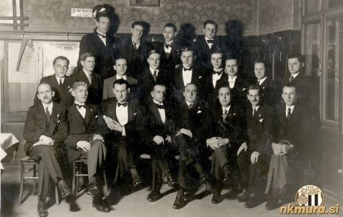 Upravni odbor in igralci Mure iz leta 1933. Zgornja vrsta: ___, ___, Ivo Kardoš, ___. Srednja vrsta: ___, J. Turk, ___, Janez Nemec, ___, ___, ___, ___, ___. Sedijo: Bela Norčič, Koloman Hirschl, Ladislav Nadai, ___, ___, ___, ___, ___. Fotografija je nastala 1. februarja 1933 na športnem plesu Mure. Bralce prosimo za razpoznavanje oseb s fotografije. Upravni odbor in igralci Mure iz leta 1933. Zgornja vrsta: ___, ___, Ivo Kardoš, ___. Srednja vrsta: ___, J. Turk, ___, Janez Nemec, ___, ___, ___, ___, ___. Sedijo: Bela Norčič, Koloman Hirschl, Ladislav Nadai, ___, ___, ___, ___, ___. Fotografija je nastala 1. februarja 1933 na športnem plesu Mure. Bralce prosimo za razpoznavanje oseb s fotografije.