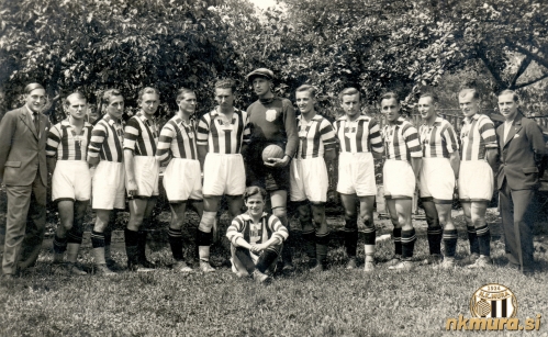 Nogometaši Mure, ki so 28. junija 1934 igrali proti Hermesu. Od leve: dr. Janez Nemec, Turk II, Jeno Kardoš, Varga, Štefan Čagran, Nikolaj Horvat, Josip Kos, Karel Schiller, Ivan Debelak, Josip Videnšek, Ivo Kardoš, Anton Novak, Josip Turk (načelnik nog. odseka). Čepi: Geza Vogrinčič. Nogometaši Mure, ki so 28. junija 1934 igrali proti Hermesu. Od leve: dr. Janez Nemec, Turk II, Jeno Kardoš, Varga, Štefan Čagran, Nikolaj Horvat, Josip Kos, Karel Schiller, Ivan Debelak, Josip Videnšek, Ivo Kardoš, Anton Novak, Josip Turk (načelnik nog. odseka). Čepi: Geza Vogrinčič.