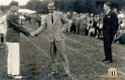 Podelitev pokala najboljšemu v teku na 100 metrov. Od leve: Janez Nemec in Ferdinand Hartner (župan Murske Sobote).