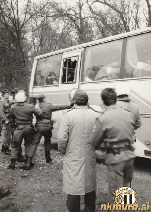 Kamen, ki je priletel "z ulice", je razbil šipo na zadnjih vratih avtobusa Kamen, ki je priletel "z ulice", je razbil šipo na zadnjih vratih avtobusa