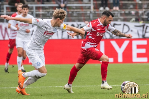 Mitja Lotrič v dresu Würzburger Kickersov. Mitja Lotrič v dresu Würzburger Kickersov.