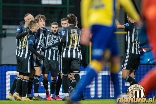 Objem nogometašev za zasluženih 1:0. Objem nogometašev za zasluženih 1:0.