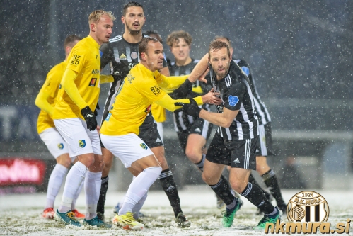 Prerivanje v kazenskem prostoru gostov. Jure Travner in v ozadju Dragan Lovrić. Prerivanje v kazenskem prostoru gostov. Jure Travner in v ozadju Dragan Lovrić.