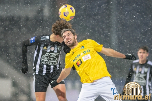 Na zasneženi Fazaneriji smo videli veliko igre po zraku. V skoku Kai Cipot in Luka Žinko. Na zasneženi Fazaneriji smo videli veliko igre po zraku. V skoku Kai Cipot in Luka Žinko.