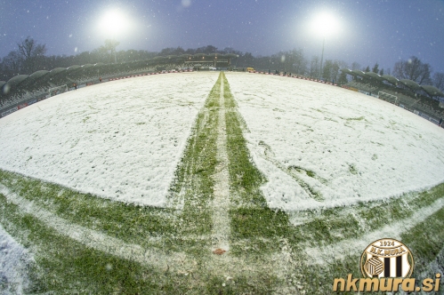 Zelenica na stadionu je bila prekrita s snežno odejo. Zelenica na stadionu je bila prekrita s snežno odejo.