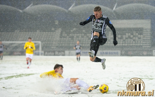 Luka Bobičanec v svojem značilnem slogu. Luka Bobičanec v svojem značilnem slogu.