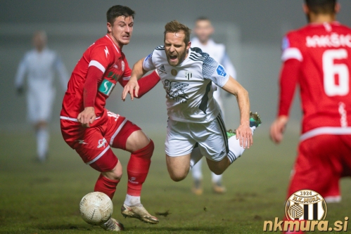 Prekršek nad Juretom Travnerjem. Ob njem je Lovro Grajfoner.