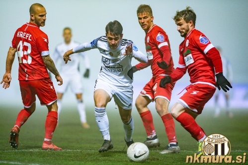 Luka Marič je pobegnil trem igralcem Aluminija.