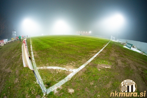 Pogoji za igro so bili zelo težki. Igralce sta ovirala slabo igrišče in gosta megla.