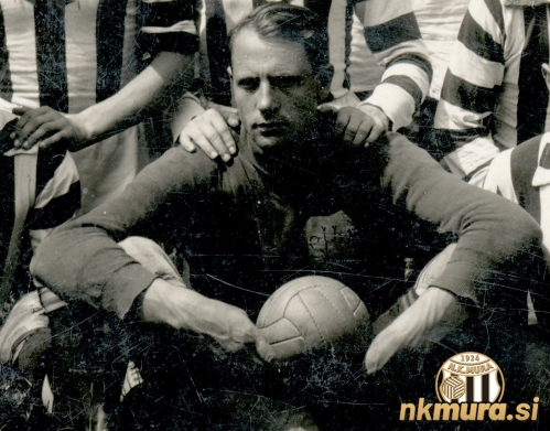 Vratar Mure, Ludvik Szilagyi, drži v rokah žogo s katero je Mura igrala leta 1934. Žoga je sestavljena iz osemnajstih delov, ki so bili razporejeni v šest plošč. Ko se je taka žoga "napila" vode je postajala vse težja.