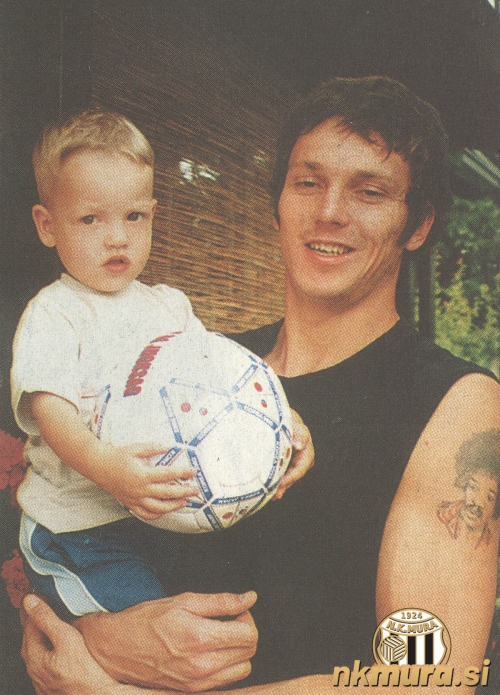 Fabijan Cipot drži v naročju Kaia Cipota. Slika je nastala leta 2003. Fabijan Cipot drži v naročju Kaia Cipota. Slika je nastala leta 2003.