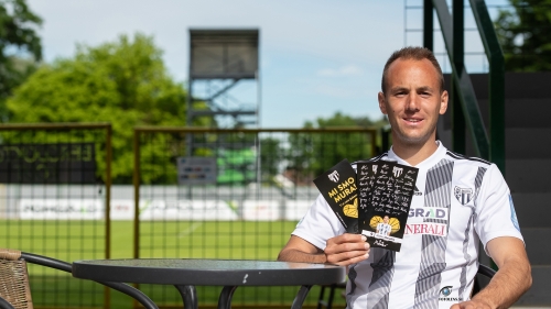 Matic Maruško drži v rokah karte za tekmo brez gledalcev. Matic Maruško drži v rokah karte za tekmo brez gledalcev.