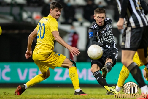 Luka Bobičanec je 13. decembra 2020 stresel prečko Domžal. Ob njem je Sven Šoštarič Karič. Luka Bobičanec je 13. decembra 2020 stresel prečko Domžal. Ob njem je Sven Šoštarič Karič.