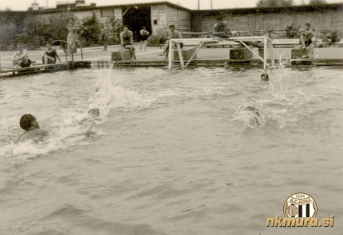 Pogled na soboški bazen leta 1935. V njem so igrali tudi vaterpolo. Pogled na soboški bazen leta 1935. V njem so igrali tudi vaterpolo.