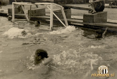 Vaterpolo v soboškem kopališču leta 1935. V vratih je Janez Nemec, vodja nogometnega odseka pri Muri. Vaterpolo v soboškem kopališču leta 1935. V vratih je Janez Nemec, vodja nogometnega odseka pri Muri.