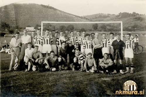 Zgodovinska fotografija s prve tekme na novem lendavskem igrišču med Lendavo in Muro. Nogometaši Mure so zmagali z 2:5. Zgodovinska fotografija s prve tekme na novem lendavskem igrišču med Lendavo in Muro. Nogometaši Mure so zmagali z 2:5.