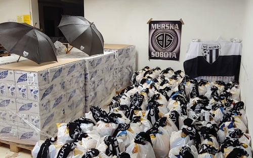 Nogometna šola Mura je v sodelovanju z navijaško skupino Black Gringos olajšala praznike 100 družinam, varni hiši in zavetišču za živali Mala hiša. Nogometna šola Mura je v sodelovanju z navijaško skupino Black Gringos olajšala praznike 100 družinam, varni hiši in zavetišču za živali Mala hiša.