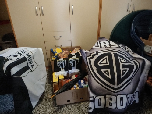 Nogometna šola Mura je v sodelovanju z navijaško skupino Black Gringos olajšala praznike 100 družinam, varni hiši in zavetišču za živali Mala hiša. Nogometna šola Mura je v sodelovanju z navijaško skupino Black Gringos olajšala praznike 100 družinam, varni hiši in zavetišču za živali Mala hiša.