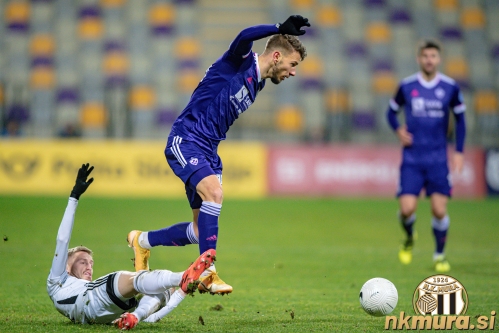 Žan Karničnik in Jan Mlakar v dvoboju za žogo. Žan Karničnik in Jan Mlakar v dvoboju za žogo.
