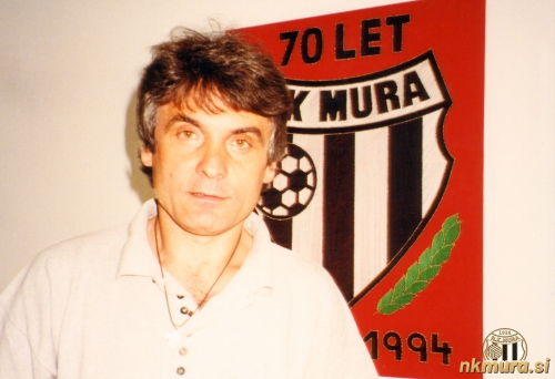 Dušan Savić je 13. junija 2001 prevzel trenersko krmilo Mure. Slika je nastala v klubskih prostorih pred grbom Mure.
