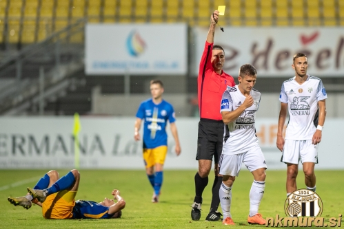 Glavni sodnik Rade Obrenović je Klemnu Šturmu pokazal rumeni karton. V ozadju je Andrija Filipović.