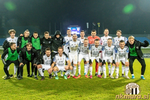 Ekipa Mure po tekmi v Celju. Zgornja vrsta: Kai Cipot, Tio Cipot, Dušan Gyergyek, Rok Erniša, Kevin Žižek, Jan Gorenc, Vito Štrakl, Marko Zalokar, Matic Maruško, Klemen Pucko. Spodnja vrsta: Luka Marič, Tilen Ščernjavič, Amadej Maroša, Jure Travner, Nino Kouter, Žan Karničnik, Žiga Kous, Tomi Horvat, Klemen Šturm in Aljaž Antolin. Ekipa Mure po tekmi v Celju. Zgornja vrsta: Kai Cipot, Tio Cipot, Dušan Gyergyek, Rok Erniša, Kevin Žižek, Jan Gorenc, Vito Štrakl, Marko Zalokar, Matic Maruško, Klemen Pucko. Spodnja vrsta: Luka Marič, Tilen Ščernjavič, Amadej Maroša, Jure Travner, Nino Kouter, Žan Karničnik, Žiga Kous, Tomi Horvat, Klemen Šturm in Aljaž Antolin.