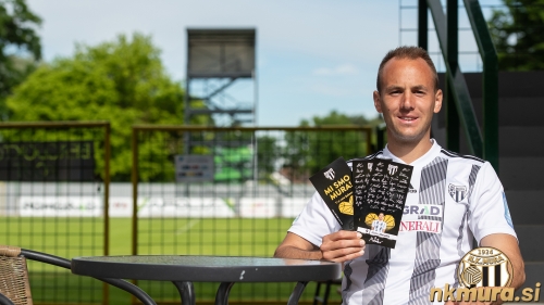 Matic Maruško s spominsko karto za tekmo Mura : CB 24 Tabor Sežana. Matic Maruško s spominsko karto za tekmo Mura : CB 24 Tabor Sežana.