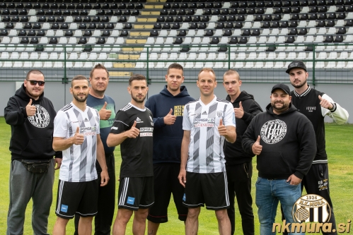 Nino Kouter, Alen Kozar in Matic Maruško s člani navijaške skupine Black Gringos. Nino Kouter, Alen Kozar in Matic Maruško s člani navijaške skupine Black Gringos.