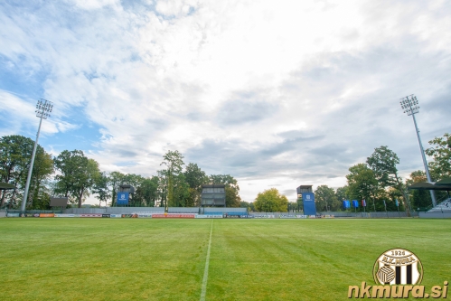 Pogled na vzhodno tribuno in nove snemalne stolpe leta 2020. Pogled na vzhodno tribuno in nove snemalne stolpe leta 2020.