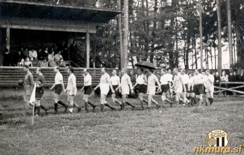 Prihod igralcev na igrišče. V ozadju je nova lesena tribuna. Prihod igralcev na igrišče. V ozadju je nova lesena tribuna.