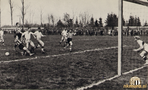 Tekma z neznanim nasprotnikom na novem stadionu Mure v Fazaneriji. Predvidevamo, da je fotografija nastala zgodaj spomladi ali pozno jeseni leta 1936. Akcija na sliki se je odvijala proti današnji (2020) južni tribuni, v ozadju pa vidimo vzhodni del stadiona. V vratih Mure stoji Josip Kos s svojo znamenito čepico. Tekma z neznanim nasprotnikom na novem stadionu Mure v Fazaneriji. Predvidevamo, da je fotografija nastala zgodaj spomladi ali pozno jeseni leta 1936. Akcija na sliki se je odvijala proti današnji (2020) južni tribuni, v ozadju pa vidimo vzhodni del stadiona. V vratih Mure stoji Josip Kos s svojo znamenito čepico.