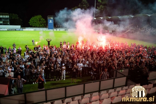 Muro je po pokalnem slavju proti Nafti na Fazaneriji pričakala množica simpatizerjev. To je bila noč, ki je ne bomo nikoli pozabili in je predstavljala enega izmed vrhuncev v letu 2020. Muro je po pokalnem slavju proti Nafti na Fazaneriji pričakala množica simpatizerjev. To je bila noč, ki je ne bomo nikoli pozabili in je predstavljala enega izmed vrhuncev v letu 2020.