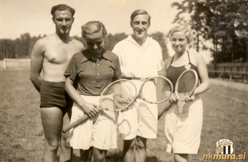 Leta 1936 so v Murski Soboti zgradili teniško igrišče. Nahajalo se je na mestu kjer je leta 2020 službeni vhod na stadion Fazanerija. Fotografija prikazuje igralce tenisa, slikane na novem igrišču Mure v Fazaneriji. V ozadju je gol na severni strani stadiona. Tretji z leve je Janez Nemec, vodja nogometne sekcije pri S.K. Muri. Leta 1936 so v Murski Soboti zgradili teniško igrišče. Nahajalo se je na mestu kjer je leta 2020 službeni vhod na stadion Fazanerija. Fotografija prikazuje igralce tenisa, slikane na novem igrišču Mure v Fazaneriji. V ozadju je gol na severni strani stadiona. Tretji z leve je Janez Nemec, vodja nogometne sekcije pri S.K. Muri.