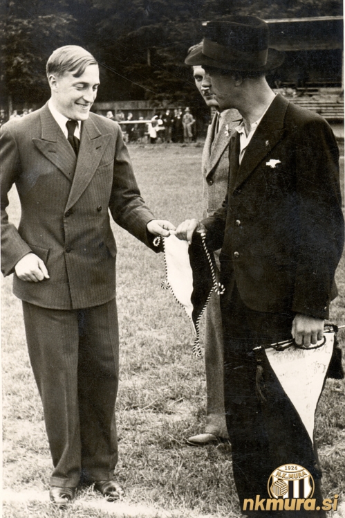 Pozdrav vodij obeh ekip in menjava zastavic na tekmi Mura : Laško (31. maj 1936). Prvi z leve je Janez Nemec, vodja nogometnega odseka pri Muri. Pozdrav vodij obeh ekip in menjava zastavic na tekmi Mura : Laško (31. maj 1936). Prvi z leve je Janez Nemec, vodja nogometnega odseka pri Muri.