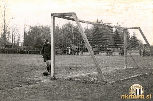 Prizor s tekme med staro gardo Mure in rezervnimi oficirji, ki ej bila odigrana 5. aprila 1936. V vratih Mure stoji Janez Nemec. Prizor s tekme med staro gardo Mure in rezervnimi oficirji, ki ej bila odigrana 5. aprila 1936. V vratih Mure stoji Janez Nemec.